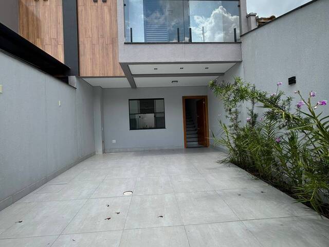 Sobrado para Venda em Camboriú - 2